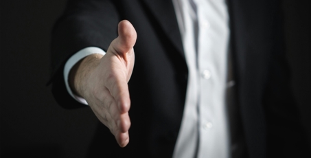 چرا استفاده از واژه تضمینی در حوزه درمان نادرست است؟ با رشد تقاضا، رقابت میان ارائهدهندگان خدمات زیبایی نیز افزایش یافته است و در نتیجه، استفاده از عبارات تبلیغاتی مانند نتیجه تضمینی به شدت رواج یافته است. اما