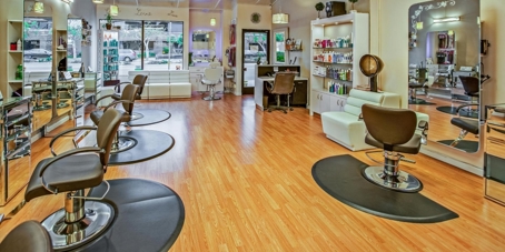 ردپای آرایشگران در جراحیهای زیبایی و عوارضی که سالها بعد نمایان میشوند! <p dir="RTL" style="text-align: justify;"><span>بابک نیکومرام رئیس انجمن جراحی پلاستیک ایران در گفتوگو با خبرنگار سلامت خبرگزاری فارس با بیان اینکه اخیرا این موارد مشاهده می شود که برخی از افراد متقاضی به جراحی زیبایی در آرایشگاه ها اقدام به این کار میکنند و با آسیبهای جسمی و روانی مختلفی نیز مواجه میشوند گفت: فعالیت این مراکز قانونی نیست.</span></p>
<p dir="RTL" style="text-align: justify;"><span> افرادی که معمولاً به واسطه تبلیغات گسترده در شبکههای مجازی و اینستاگرام و بدون تحقیق درباره سابقه فعالیت این مراکز مراجعه کردهاند اطلاعات دقیقی از نحوه انجام عمل جراحی خود ندارند و فرد ارائه دهنده خدمت نیز با نشان دادن چند عکس در اینستاگرام یا آلبومهای موجود در آرایشگاه بیمار را ترغیب به انجام عمل زیبایی میکند.</span></p>
<div class="content-tip-box">
<div class="header"><i class="bi bi-star-fill fs-4"></i> نکته</div>
<p><span>وی ادامه داد: معمولاً مراکزی که این اقدامات را انجام میدهند عمدتاً مجوز فعالیت حتی آرایشگاهی را هم ندارند و و از آنجا که در لیست صنف قرار ندارند، بازدید و نظارتی از آن ها صورت نمیگیرد و در این مراکز اگر مشکلی ایجاد شود ب<strong>یمار نمیتواند اثبات کند که جراحی را در این مرکز انجام داده است و ممکن است فرد متخلف تغییر مکان داده یا زیر باره تخلف خود نرود.</strong></span></p>
</div>
<p dir="RTL" style="text-align: justify;"><span> به گفته نیکومرام، این مراکز معمولاً خدمات را با قیمت نازل ارائه میدهند و از همین رو بیماران برای انجام خدمات زیبایی در این مکانها تشویق میشوند. اما باید در نظر داشت که قیمت کمی که این مرکز پیشنهاد میدهند ممکن است به دلیل بیکیفیت بودن یا تقلبی بودن مواد مورد استفاده باشد و منشاء تهیه این مواد نیز مشخص نیست.</span></p>
<div class="content-warning-box"><span style="color: rgb(186, 55, 42);"><strong>هشدار</strong></span>
<p><span style="color: rgb(186, 55, 42);">وی هشدار داد: ممکن است آرایشگاه از اجناس نامرغوب استفاده کند و بعضی از این مواد و ژل ها در بدن باقی بماند شاید تزریق مواد در همان بار اول مشکلی ایجاد نکند اما در مراجعات بعدی برای فرد مشکلات جدی ایجاد خواهد کرد که عواقب آن پس از گذشت یک سال نمایش داده میشود. </span></p>
</div>
<p dir="RTL" style="text-align: justify;"><span>بعضی از عوارض این جراحیها سالها بعد خود را نشان میدهند، زمانی که شاید دسترسی به فرد ارائه دهنده خدمت یا آن مرکز ممکن نیست و از آنجا که پزشک شناسنامه ماده تزریقی را در دسترس ندارد درمان فرد به دلیل اطلاع نداشتن از نوع ماده تزریقی به تعویق میافتد.</span></p>
<p dir="RTL" style="text-align: justify;"><span> رئیس انجمن جراحی پلاستیک ایران افزود: بعضا دیده شده که در برخی از این محیطها عمل های جراحی در سطح وسیعتر نیز انجام میشود. انجام عمل جراحی باید در محیطهای خاص اتاق عمل باشد و شرایط لازم از لحاظ ایمنی و رعایت مسائل عفونی را داشته باشد.</span></p>
<p dir="RTL" style="text-align: justify;"><span> همچنین فردی که اقدام به این کار می کند باید دانش آموخته پزشکی باشد و توانایی انجام کار را داشته باشد. در مواردی مشاهده میکنیم افراد تصورمیکنند برخی اقدامات زیبایی مانند لیفت ابرو یا برداشتن پف چشم کار سادهای است و از همین رو اقدام به انجام آن در مراکز غیرتخصصی میکنند اما عدم مهارت فرد منجر به ریزش مو و زخم های شدید و درمان های ناممکن شده است.</span></p>
<div class="content-tip-box">
<div class="header"><i class="bi bi-star-fill fs-4"></i> نکته</div>
<p><strong><span>این خبر به گزارش مشرق در تاریخ 6 مهر ماه 1401 منتشر شده است. زیستلاین بدون دخل و تصرف اقدام به بازنشر این خبر میکند.</span></strong></p>
</div>
<p dir="RTL" style="text-align: justify;"></p>