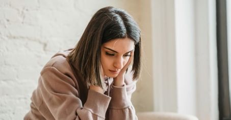 مراجعه مردم به افراد غیرمتخصص از مشکلات عمده پروندههای قصور پزشکی است. <p dir="RTL" style="text-align: justify;"><span>اما مشکل آنجایی شروع میشود که برخی افراد بخصوص جوانان و باز هم به ویژه دختران جوان بعد از مدتی از عمل زیبایی که انجام داده اند راضی نیستند و دست به اعمال متعدد و حتی پیکر تراشی میزنند و در صورت دامن زدن به تب زیبابی نه تنها نارضایتی از ظاهر برای این افراد افزایش مییابد، به بیان دیگر جراحی برای جراحی را چاره کار میپندارند و به قول معروف خود را میکوبند و دوباره از نو میسازند و حتی در این صورت هم باز ناراضی هستند</span><span dir="LTR">.</span></p>
<p dir="RTL" style="text-align: justify;"><span>حال با فرض اینکه حتی اگر افراد بعد از عمل جراحی برای زیبایی از نتیجه جراحی انجام شده بر روی چهره یا پیکر خود راضی باشند، اما بازهم ممکن است به دلیل روانی و برداشت های نادرست یا دور از انتظار، وقوع برخی قصورها، ناآگاهی بیمار از نتیجه عمل، نگرفتن نتیجه آنچه مد نظر وی است،</span><span> </span><span> ناآگاهی یا متخصص نبودن پزشک در زمینه عمل انجام شده موجب میشود که کار به شکایت بکشد و طرفین چه پزشک و چه بیمار برای احقاق حق خود راهی مراجع قانونی و قضایی شوند و در اینجا هم برای بهره گرفتن از نظرات کارشناسان مرتبط با نوع عمل انجام شده پای پزشکی قانونی در میان میآید تا براساس آن مراجع قضایی احقاق حق کنند</span><span dir="LTR">.</span></p>
<p dir="RTL" style="text-align: justify;"><span>تمایل به انجام اعمال جراحی پلاستیک و خدمات زیبایی طی سال های اخیر در کشور ما روندی رو به رشد و افزایشی قابل توجه داشته است و همواره تعداد زیادی از مردم برای دریافت این خدمات به مراکز و کلینیک های زیبایی مراجعه میکنند؛ خدماتی که به نظر میرسد در بسیاری موارد غیرضروری و تنها به دلیل برخی وسواسهای نابجا نسبت به زیبایی ظاهری انجام میشود و بعضی تبعات و آسیب های جبران ناپذیری را برای افراد ایجاد میکند. </span><span>به ویژه در مواردی که افراد به دلایلی همچون پایین تر بودن هزینه و یا تحت تاثیر تبلیغات نامعتبر برای دریافت خدمات زیبایی به مراکز و یا افراد غیرمتخصص مراجعه میکنند و پس از اقدام زیبایی دچار عوارض و نواقصی در چهره یا سایر اعضای بدن خود میشوند که به سادگی قابل جبران نیست و منجر به شکایت و تعیین خسارت میشود</span><span dir="LTR">.</span></p>
<h2 dir="RTL" style="text-align: justify;"><strong>مشکلات عمده پرونده های قصور پزشکی</strong></h2>
<div class="content-warning-box"><span style="color: rgb(186, 55, 42);"><strong>هشدار</strong></span>
<p style="text-align: right;"><strong>مدیرکل امور کمیسیون های سازمان پزشکی قانونی کشور با اشاره به افزایش شکایات در حوزه خدمات زیبایی گفت: یکی از مشکلات عمده در بررسی پرونده های قصور پزشکی به ویژه در رشته جراحی های پلاستیک و زیبایی مراجعه مردم به افراد غیرمتخصص و غیرکارشناس و یا مراکز نامعتبر برای دریافت خدمات زیبایی است که عمدتا مشکلاتی را برای این افراد ایجاد میکند<span dir="LTR">.</span></strong></p>
</div>
<p><strong><span dir="LTR"><span>بابک سلحشور افزود: دلیل اصلی مراجعه مردم به افراد غیرمتخصص برای دریافت خدمات ترمیمی و زیبایی عدم آگاهی در خصوص آن اقدام تشخیصی یا درمانی و نیز اعتماد به تبلیغات مطرح شده از مراکز نامعتبر در صفحات اینستاگرام و شبکه های مجازی است.</span></span></strong><strong><span dir="LTR"><span>افراد از طریق مراجع غیر رسمی و شبکه های مجازی با مراکز خدمات زیبایی آشنا شدهاند</span></span></strong></p>
<p dir="RTL" style="text-align: justify;"><span>وی با اشاره به اینکه بسیاری از شاکیان امور زیبایی که به کمیسیون های پزشکی قانونی مراجعه میکنند از طریق مراجع غیر رسمی و شبکههای مجازی با مراکز خدمات زیبایی آشنا شدهاند، افزود: بسیاری از مردم در مورد کارشناس و یا مرکزی که مدعی اقدام درمانی و خدمات زیبایی است، پرس و جو نمیکنند و بدون کسب اطلاعات دقیق، خود را در معرض اقدامات و مداخلات زیبایی قرار میدهد</span><span dir="LTR">.</span></p>
<p dir="RTL" style="text-align: justify;"><span>مدیرکل امور کمیسیون های سازمان پزشکی قانونی کشور، به مردم توصیه کرد: <strong>همانطور که مردم در بسیاری از امور زندگی خود حساس و دقیق هستند، از آنان درخواست میکنم قبل از دریافت هر اقدام درمانی و تشخیصی به خصوص اقدامات زیبایی که در کشور ما بسیار زیاد شده و به نظر میرسد تعدد اعمال جراحی در حوزه زیبایی از میانگین جهانی هم بالاتر رفته است، تحقیقات کافی به عمل آورند و با حساسیت و وسواس زیاد، پزشک و درمانگر خود را انتخاب کنند</strong></span><strong><span dir="LTR">.</span></strong></p>
<h2 dir="RTL" style="text-align: justify;"><strong>انواع جراحیهای پلاستیک و زیبایی</strong></h2>
<p dir="RTL" style="text-align: justify;"><span>سلحشور با اشاره به اینکه جراحیهای پلاستیک و زیبایی به سه نوع تقسیم میشوند، گفت: اقدامات زیبایی و جراحیهای پلاستیک یا صرفا جنبه درمانی دارد یا درمانی- زیبایی است و یا آنکه تنها با هدف زیبایی انجام میشود. </span><span>وی ادامه داد: در دسته اول که اقدام درمانی است اعمال جراحی پلاستیک و ... به منظور درمان فرد و رفع یک مشکل یا ضایعه انجام می شود، مثل سوختگی شدیدی که برای فرد اتفاق افتاده و آثار ناشی از آن برای بیمار بسیار شدید و از نظر اختلال حسی، خارشهای شدید، شکل و ظاهر غیر طبیعی و ... مشکل آفرین شده است که در زندگی روزمره تاثیر منفی گذاشته؛ بنابراین اقدام برای رفع این مشکل جنبه درمانی خواهد داشت</span><span dir="LTR">.</span></p>
<p dir="RTL" style="text-align: justify;"><span>مدیرکل امور کمیسیونهای سازمان پزشکی قانونی کشور افزود: در اقدامات همزمان درمان و زیبایی، فرد علاوه بر درمان، خدمات زیبایی را نیز دریافت میکند، به عنوان مثال گاهی فردی برای جراحی انحراف شدید تیغه بینی و مشکلات ناشی از آن مثل خرخر شبانه و اشکال در خواب شبانه و سردردهای طولانی مدت ناشی از سینوزیت به پزشک متخصص گوش و حلق و بینی مراجعه میکند و ممکن است در حین عمل جراحی تیغه بینی که گاهی در شکل ظاهری آن هم تأثیرگذار است، عمل زیبایی بینی را هم انجام دهد که در این حالت برای فرد سپتورینوپلاستی انجام شده است</span><span dir="LTR">.</span></p>
<div class="content-tip-box">
<div class="header"><i class="bi bi-star-fill fs-4"></i> نکته</div>
<p><span>وی در خصوص اعمالی که صرفا با هدف زیبایی انجام می شود نیز گفت: گاهی یک عمل جراحی صرفا با هدف زیبایی انجام میشود. در موارد اقدامات درمانی، انجام عمل یا هر اقدام دیگری بر اساس نیاز بیمار و حسب ضرورت، اجتناب ناپذیر بوده و گریزی از آن نیست، اما در خصوص انجام اقدامات زیبایی مثل تزریق ژل یا انجام مزوتراپی یا تزریق فیلر، میکرونیدلینگ ها و بسیاری از موارد دیگر و نیز اقدامات جراحی پلاستیک برای لیفت صورت، رینوپلاستی و .... باید گفت که این اقدامات به وفور در کشورمان انجام میشود در حالیکه شاید در برخی موارد هیچ ضرورتی نیز برای انجام آن وجود نداشته باشد</span><span dir="LTR">.</span></p>
</div>
<h2 dir="RTL" style="text-align: justify;"><strong>برخی عوارض اعمال جراحی زیبایی اجتناب ناپذیر است</strong></h2>
<p dir="RTL" style="text-align: justify;"><span>سلحشور با تاکید بر اینکه برخی عوارض اعمال زیبای اجتناب ناپذیر است، گفت: در پزشکی معتقد هستیم که یکسری عوارض در اعمال جراحی اجتنابناپذیر هستند و به رغم رعایت کلیه موازین علمی ممکن است برای بیمار اتفاق بیفتد و این موضوعی بسیار مهم و نقطه عطف اعمال جراحی است. </span><span>وی خاطرنشان کرد: فردی که صرفا با هدف زیبایی عمل جراحی انجام میدهد باید بداند که ممکن است به دلیل تزریق مواد و داروها، حساسیتهایی در بدنش ایجاد شود که این موضوع هیچ ارتباطی به پزشک و ارتکاب قصور از جانب او ندارد</span><span dir="LTR">.</span></p>
<p dir="RTL" style="text-align: justify;"><span>وی افزود: در برخی مواقع، عفونت های ناشی از اعمال جراحی نیز از عوارض اجتناب ناپذیر اقدام جراحی است و بدین معنا نیست که لزوما پزشک قصور و کوتاهی داشته است؛ چراکه یک سری از عوارض اجتناب ناپذیر و غیر قابل پیشگیری هستند و حتی با رعایت تمام مسائل باز هم ممکن است اتفاق بیفتد. </span><span>مدیرکل امور کمیسیون های پزشکی قانونی تصریح کرد: هرچند برخی عوارض در اعمال جراحی و اقدامات زیبایی اجتناب ناپذیر هستند، اما اگر ضمن بررسی ها مشخص شود کوتاهی و یا قصوری از جانب پزشکی اتفاق افتاده و بیمار به دلیل آن دچار عارضه شده است، حتما در کمیسیون مورد توجه قرار می گیرد و خطای پزشک گزارش می شود</span><span dir="LTR">.</span></p>
<p dir="RTL" style="text-align: justify;"><span>وی در این خصوص به یکی از پرونده های ارجاعی به کمیسیون اشاره کرد و گفت: برخی مواقع تغییر رنگ پوست بعد از انجام لیزر می تواند امری طبیعی تلقی شود که عارضه موقتی بوده و رفع می شود، اما چندی پیش پرونده ای به کمیسیون ارجاع شد که فردی پس از انجام لیزر دچار سوختگی شدید پوستی و عارضه ای جدی شده بود. بررسی ها در خصوص این پرونده نشان داد که هرچند پزشک معالج تخصص لازم را در این زمینه داشته، اما لیزر توسط اپراتور و متاسفانه با طول موج بالاتر انجام شده بود و همین امر عارضه سوختگی پوستی را برای فرد ایجادکرده بود</span><span dir="LTR">.</span><span dir="LTR"> </span><span>سلحشور با تأکید بر اینکه به طور قطع در این پرونده قصور اتفاق افتاده، تصریح کرد: اگر پزشک همه موازین علمی را رعایت کند و عارضهای اجتناب ناپذیر برای بیمار اتفاق بیفتد قصوری رخ نداده است، اما اگر فرد در حین اقدام درمانی کوتاهی و قصور کرده باشد، به طور قطع برایش در نظر گرفته خواهد شد</span><span dir="LTR">.</span></p>
<div class="content-tip-box">
<div class="header"><i class="bi bi-star-fill fs-4"></i> نکته</div>
<p><strong>تنها افراد صلاحیت دار برای اعمال زیبایی، پزشکان تایید شده وزارت بهداشت هستند.</strong></p>
<p><strong><span>وی با تاکید دوباره بر مراجعه مردم به افراد صلاحیت دار برای دریافت خدمات زیبایی گفت: در حوزه جراحی پلاستیک و زیبایی تنها افرادی قابل اعتماد هستند که صلاحیت آنان به صراحت از طرف وزارت بهداشت تایید شده باشد و در این زمینه فارغ التحصیل شده و یا دارای مدرک معتبر و مورد تایید وزارت بهداشت باشند</span><span dir="LTR">.</span></strong></p>
</div>
<p dir="RTL" style="text-align: justify;"><span>سلحشور تصریح کرد: برای دریافت خدمات زیبایی از مراجعه به آرایشگرها و افرادی که هیچگونه تخصص و مدرک تحصیلی در این مورد ندارند و صرفا با گذراندن یک دوره آموزشی کوتاه مدت دست به این اعمال می زنند، خودداری کنند، زیرا در صورت مراجعه به این افراد عوارض بیشتر و درمان های طولانی تری برای آنان ایجاد خواهد شد</span><span dir="LTR">.</span></p>
<p dir="RTL" style="text-align: justify;"><span>وی به پروندهای در این خصوص اشاره کرد و افزود: اخیرا پروندهای به کمیسیون ارجاع شد که توسط فرد غیر پزشک و در یک آرایشگاه برای یکی از مشتریان خانم ژل لب و گونه تزریق شده بود. از آنجا که این ژل حاوی مواد تاریخ گذشته، غیر استاندارد و بدون تایید وزارت بهداشت بوده موجب عفونت خیلی پیشرفته و نکروز(بافت مردگی) در لب تحتانی آن خانم شده بود. </span><span>وی با تاکید بر اینکه برخی به دلیل ارزان بودن و یا تحت تاثیر تبلیغات نادرست به افراد غیر متخصص مراجعه میکنند، گفت: این خانم بعد از تزریق ژل برای اصلاح مشکل ایجاد شده در چهرهاش، دو یا سه بار تحت عمل جراحی پلاستیک قرار گرفت، اما متاسفانه شرایط نرمال و قابل قبولی پیدا نکرد و زیبایی ظاهریاش را تقریبا از دست داد</span><span dir="LTR">.</span></p>
<p dir="RTL" style="text-align: justify;"><span>سلحشور خاطر نشان کرد: در موارد این چنینی که فرد در پی مراجعه به افراد یا مراکز غیر متخصص دچار عارضه میشوند، پزشکی قانونی بر اساس صدمه وارده تعیین خسارت کرده و تاکید میکند که انجام این اقدام در صلاحیت آن فرد نبوده، پس از آن هر گونه جریمه و خسارت توسط قاضی تعیین میشود</span><span dir="LTR">.</span></p>
<h2 dir="RTL" style="text-align: justify;"><strong>پزشکان افراد دارای اختلال شخصیتی را عمل زیبایی نکنند</strong></h2>
<p dir="RTL" style="text-align: justify;"><span>مدیرکل امور کمیسیون های سازمان پزشکی قانونی، به وجود برخی مشکلات روانشناختی در تعدادی از متقاضیان اعمال جراحی زیبایی اشاره کرد و افزود: نکته دیگر در مورد اقدامات درمانی زیبایی آن است که متاسفانه برخی افراد نوعی اختلال شخصیتی دارند، به گونهای که هیچگاه از ظاهر خود راضی نبوده و احساس رضایت نمیکنند و صرفا به دنبال اقدامات مختلف زیبایی به درجات مختلف هستند و حتی پس از عمل زیبایی نیز از ظاهر خود راضی نیستند. </span><span>وی خاطرنشان کرد: توصیه میکنیم فردی که چنین شخصیتی دارد و خودش میداند که هیچگاه از ظاهرش راضی نخواهد بود، دست به اقدامات جراحی زیبایی نزند، زیرا در صورت رعایت همه نکات و اقدام درست پزشک و کادر درمان باز هم فرد از ظاهر خود احساس رضایت نخواهد داشت</span><span dir="LTR">.</span></p>
<p dir="RTL" style="text-align: justify;"><span>مدیرکل امور کمیسیونهای سازمان با بیان اینکه هر چه تعداد اعمال جراحی زیبایی (سرپایی یا اتاق عمل) بیشتر شود احتمال خطا و عوارض نیز بالاتر میرود، گفت: گاهی شاکیانی را در کمیسیونها میبینیم که اعمال جراحی متعددی را روی صورت یا سایر اعضای بدن خود انجام داده اند، اما باز از ظاهر خود راضی نیستند و برای شکایت از پزشک معالج به کمیسیون ارجاع شده اند، درحالیکه تصاویر قبل از عمل جراحی آنان به مراتب زیباتر و قابل قبولتر از شکل ظاهری آنان بعد از انجام اعمال جراحی است</span><span dir="LTR">.</span></p>
<h2 dir="RTL" style="text-align: justify;"><strong>توصیه به انجام مشاوره روانشناسی پیش از عمل زیبایی</strong></h2>
<p dir="RTL" style="text-align: justify;"><span>مدیرکل امور کمیسیونهای سازمان پزشکی قانونی کشور در ادامه سخنان خود به همکاران پزشک توصیه کرد: در صورتیکه اقدام جراحی زیبایی برای فرد مراجعه کننده ضرورتی ندارد، از همکاران پزشک خواهش میکنم تا جایی که ممکن است دست به عمل زیبایی نزنند و سعی کنند با مشاوره و صحبت و بیان عوارضی که ممکن است برای متقاضی اتفاق بیفتد، فرد را از عمل زیبایی منصرف کنند؛ اما اگر فرد اصرار به انجام آن عمل زیبایی داشت توصیه من این است که در مورد عوارض عمل جراحی رضایت و برائت (رضایت نامه برای جراحی )کافی از فرد مراجعه کننده گرفته شود</span><span dir="LTR">.</span></p>
<p dir="RTL" style="text-align: justify;"><span>وی افزود: البته صرف گرفتن برائت ملاک این نیست که هیچگاه قصوری برای پزشک اعمال نشود، بلکه برائت زمانی ارزشمند است که پزشک و کادر درمان در اقدام درمانی قصور یا کوتاهی مرتکب نشده باشند</span><span dir="LTR">.</span></p>
<p dir="RTL" style="text-align: justify;"><span>سلحشور با اشاره به پرونده های کمیسیون توصیه دیگری به پزشکان کرد و گفت: از پزشکان فعال در حوزه زیبایی میخواهم پیش از عمل زیبایی فرد را برای مشاوره روانپزشکی ارجاع دهند؛ ممکن است فرد از آن دسته افرادی باشد که هیچگاه از ظاهر خود راضی نیست و بعد از انجام هر جراحی و عملی همچنان از ظاهر خود ابراز نارضایتی کند، پس پیشنهاد میکنم فرد از نظر اختلالات شخصیتی که ممکن است نهفته هم باشد به یک روانپزشک ارجاع شود</span><span dir="LTR">.</span></p>
<h2 dir="RTL" style="text-align: justify;"><strong>افزایش میزان شکایت در حوزه جراحی پلاستیک و زیبایی</strong></h2>
<p dir="RTL" style="text-align: justify;"><span>مدیرکل امور کمیسیونهای سازمان پزشکی قانونی کشور با اشاره تعداد بالای عملهای جراحی زیبایی در کشور، گفت: به نظر میرسد تعداد اعمال جراحی زیبایی در کشور ما بالاتر از میانگین جهانی است و به تبع همین افزایش میزان شکایات در حوزه زیبایی نیز طی سال های اخیر افزایش یافته است. </span><span>وی افزود: هرچند تعداد شکایات به نسبت تعداد اعمال جراحی و اقدامات زیبایی انجام شده در کشور چندان زیاد نیست اما شکایت از این حوزه رو به افزایش بوده است</span><span dir="LTR">.</span></p>
<div class="content-tip-box">
<div class="header"><i class="bi bi-star-fill fs-4"></i> نکته</div>
<p><strong><span>این خبر در خبرگزاری ایرنا و در تاریخ پنجم بهمن ماه 1400 منتشر شده است. زیستلاین بدون هیچگونه دخل و تصرف، تنها با تغییر عنوان اصلی، اقدام به بازنشر این خبر میکند.</span></strong></p>
</div>
<p dir="RTL" style="text-align: justify;"></p>